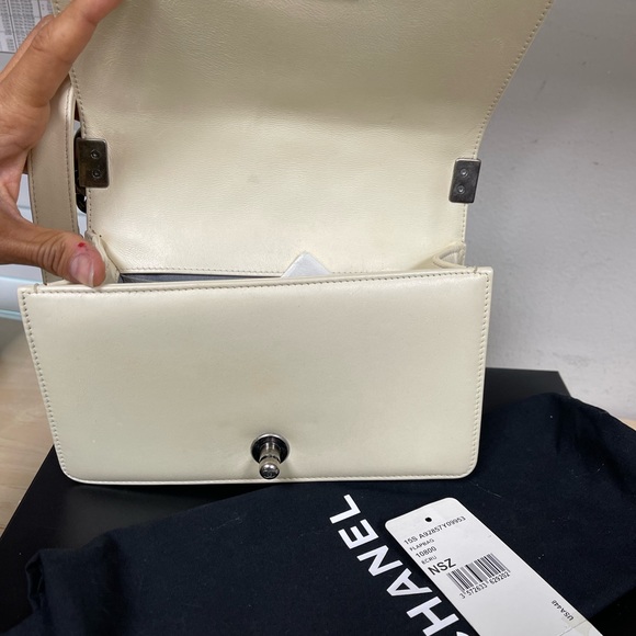 Chanel white boy bag - Picture 3 of 7